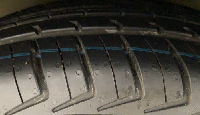 2010 Hyundai i10 MAGNA 1.2, Petrol, Manual, 1,12,101 km, Left Front Tyre Tread