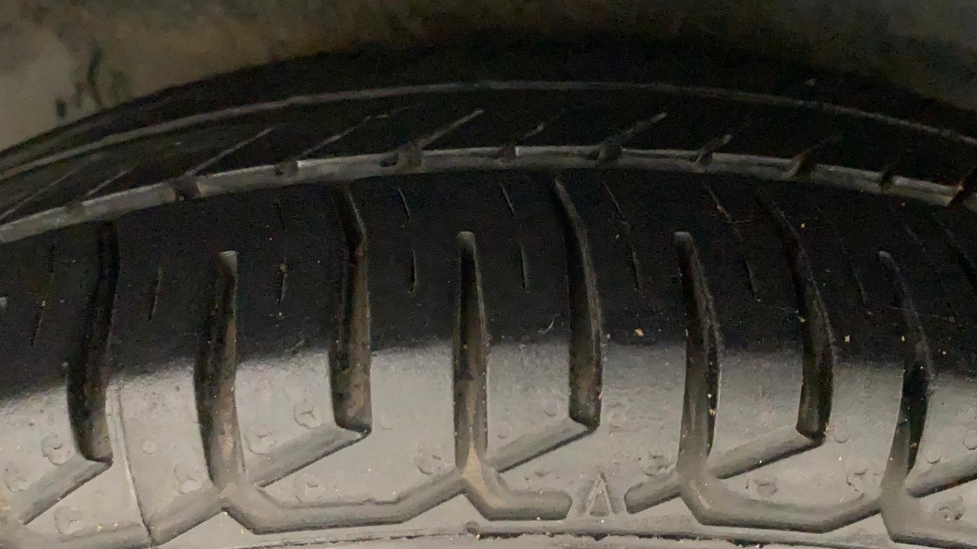 2010 Hyundai i10 MAGNA 1.2, Petrol, Manual, 1,12,101 km, Right Rear Tyre Tread