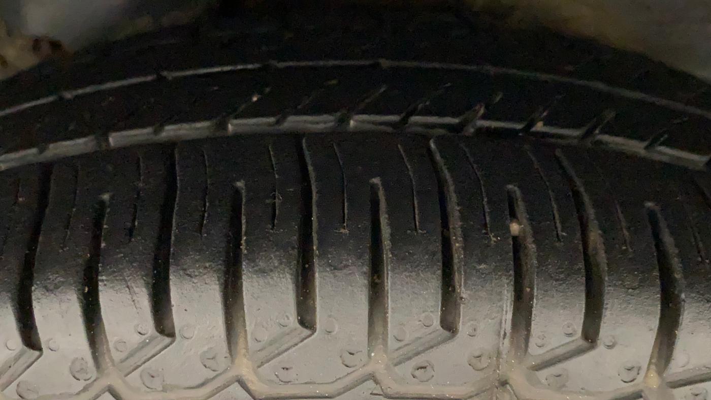 2010 Hyundai i10 MAGNA 1.2, Petrol, Manual, 1,12,101 km, Left Rear Tyre Tread