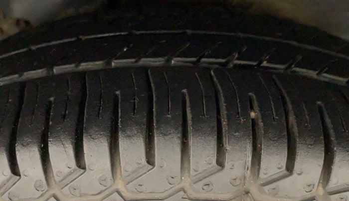 2010 Hyundai i10 MAGNA 1.2, Petrol, Manual, 1,12,101 km, Left Rear Tyre Tread