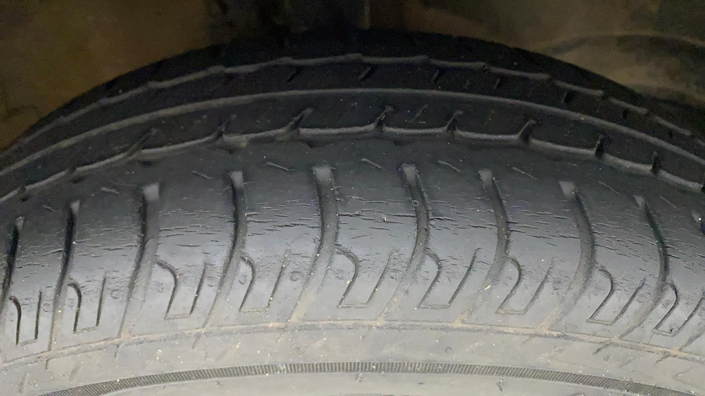 2013 Maruti Wagon R 1.0 VXI, Petrol, Manual, 30,418 km, Right Front Tyre Tread