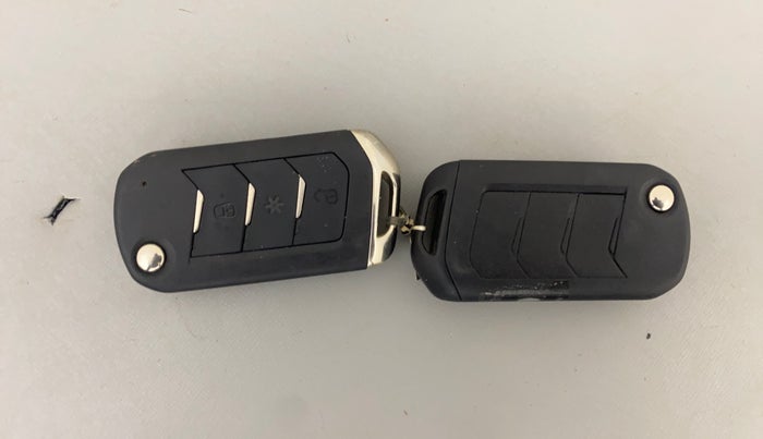 2023 Mahindra Thar LX P 2WD AT HT, Petrol, Automatic, 12,332 km, Key Close Up