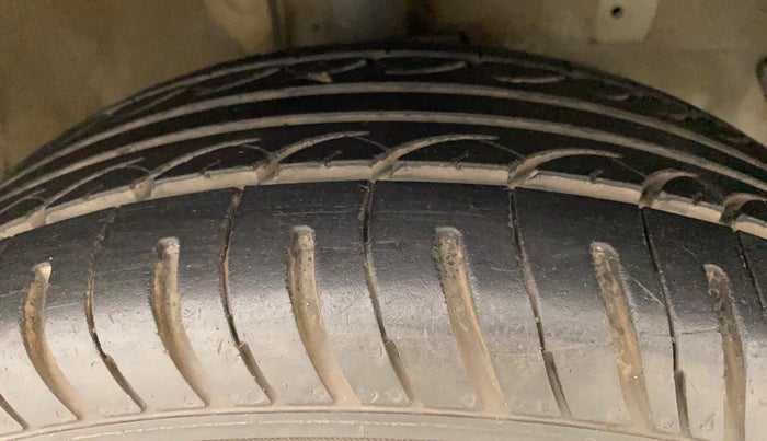 2010 Hyundai i20 MAGNA (O) 1.2, Petrol, Manual, 73,362 km, Right Front Tyre Tread