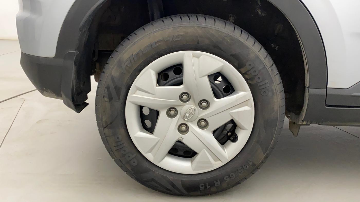 2020 Hyundai VENUE S 1.2, Petrol, Manual, 20,004 km, Right Rear Wheel