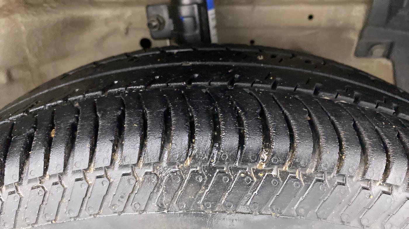 2017 Maruti Swift VXI, Petrol, Manual, 69,042 km, Right Front Tyre Tread