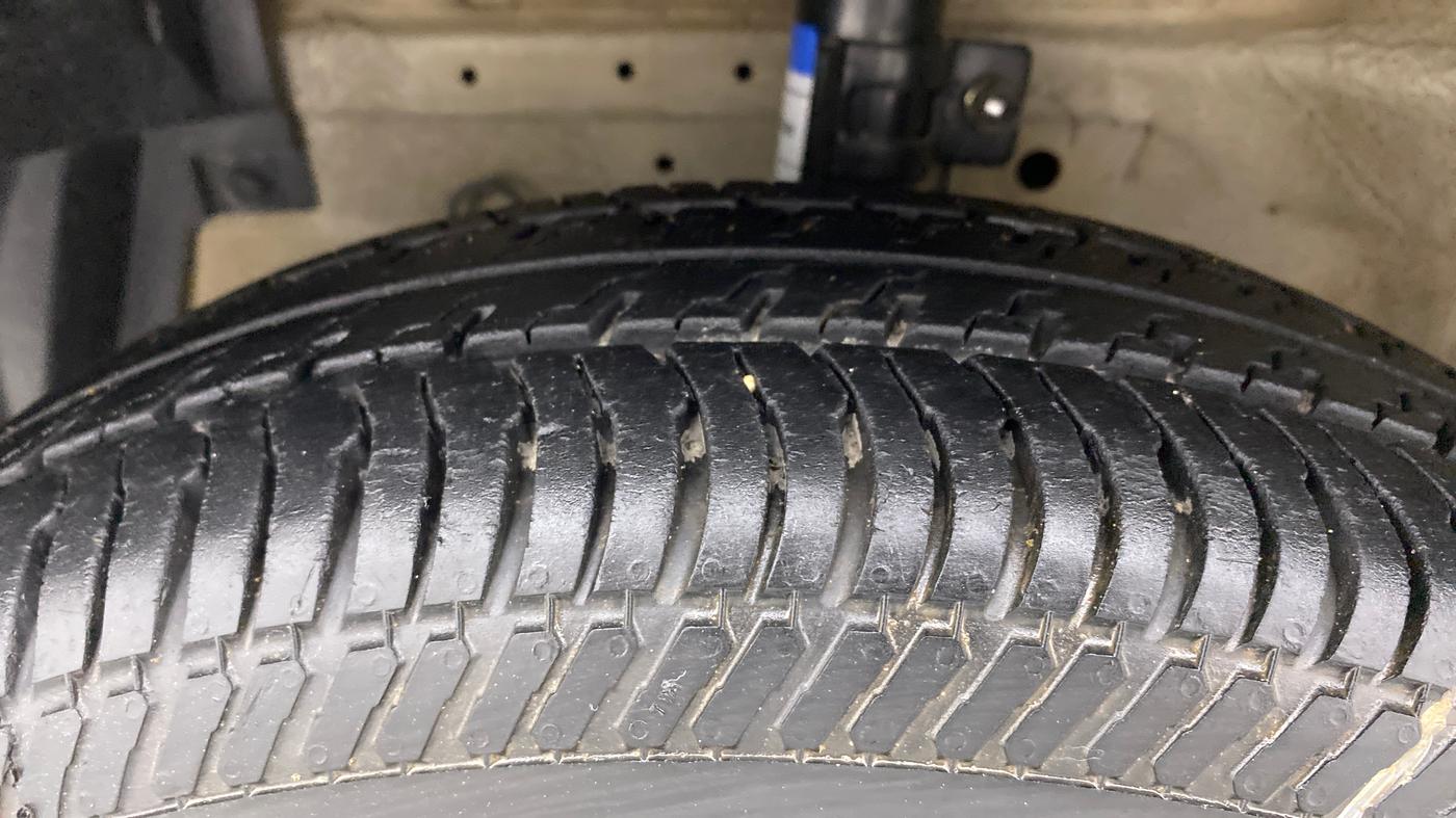 2017 Maruti Swift VXI, Petrol, Manual, 69,042 km, Left Front Tyre Tread