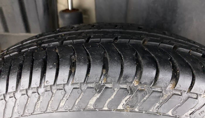 2017 Maruti Swift VXI, Petrol, Manual, 69,042 km, Right Rear Tyre Tread