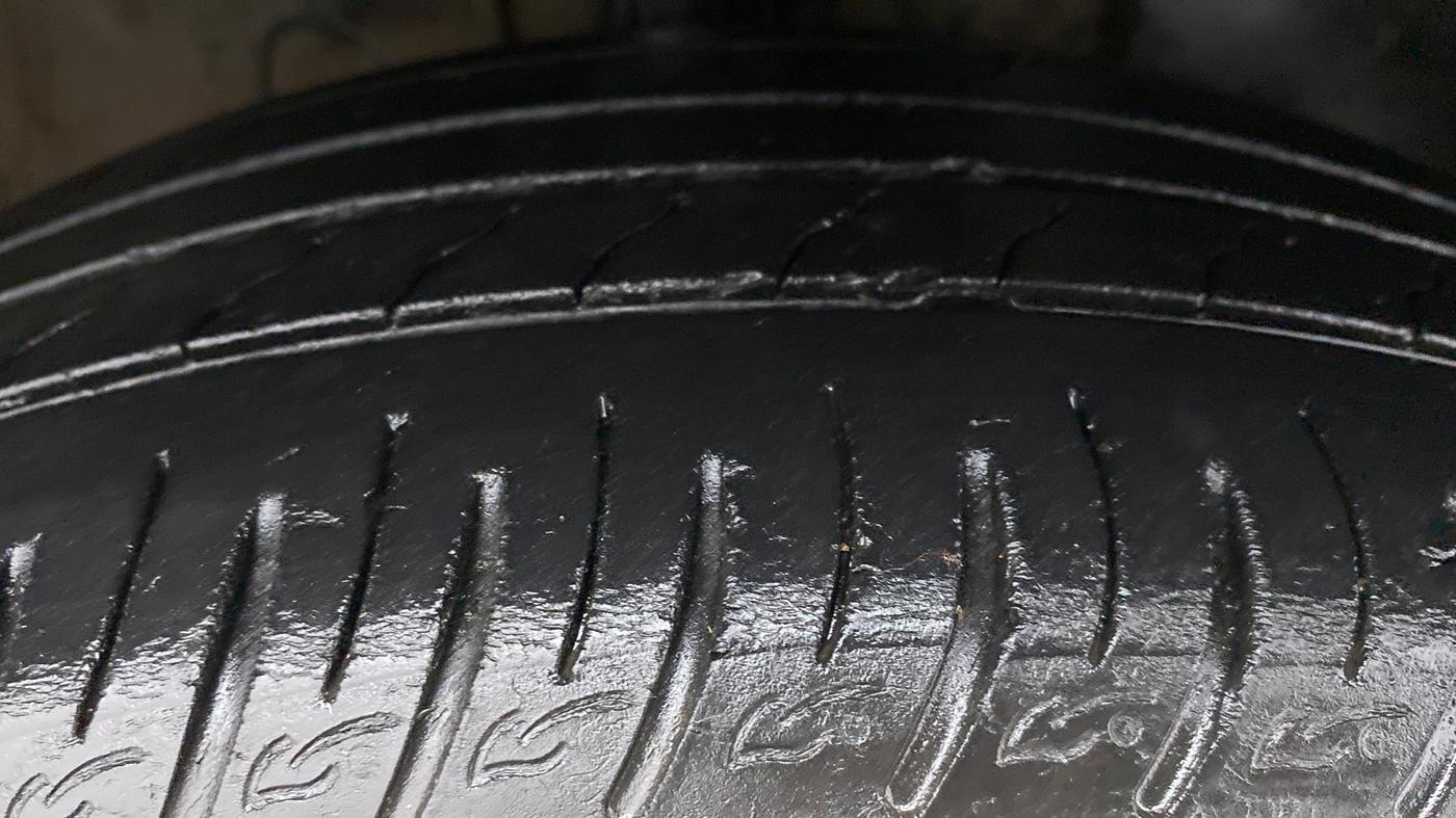 2020 Hyundai VENUE 1.0 TURBO GDI SX+ AT, CNG, Automatic, 65,424 km, Right Front Tyre Tread