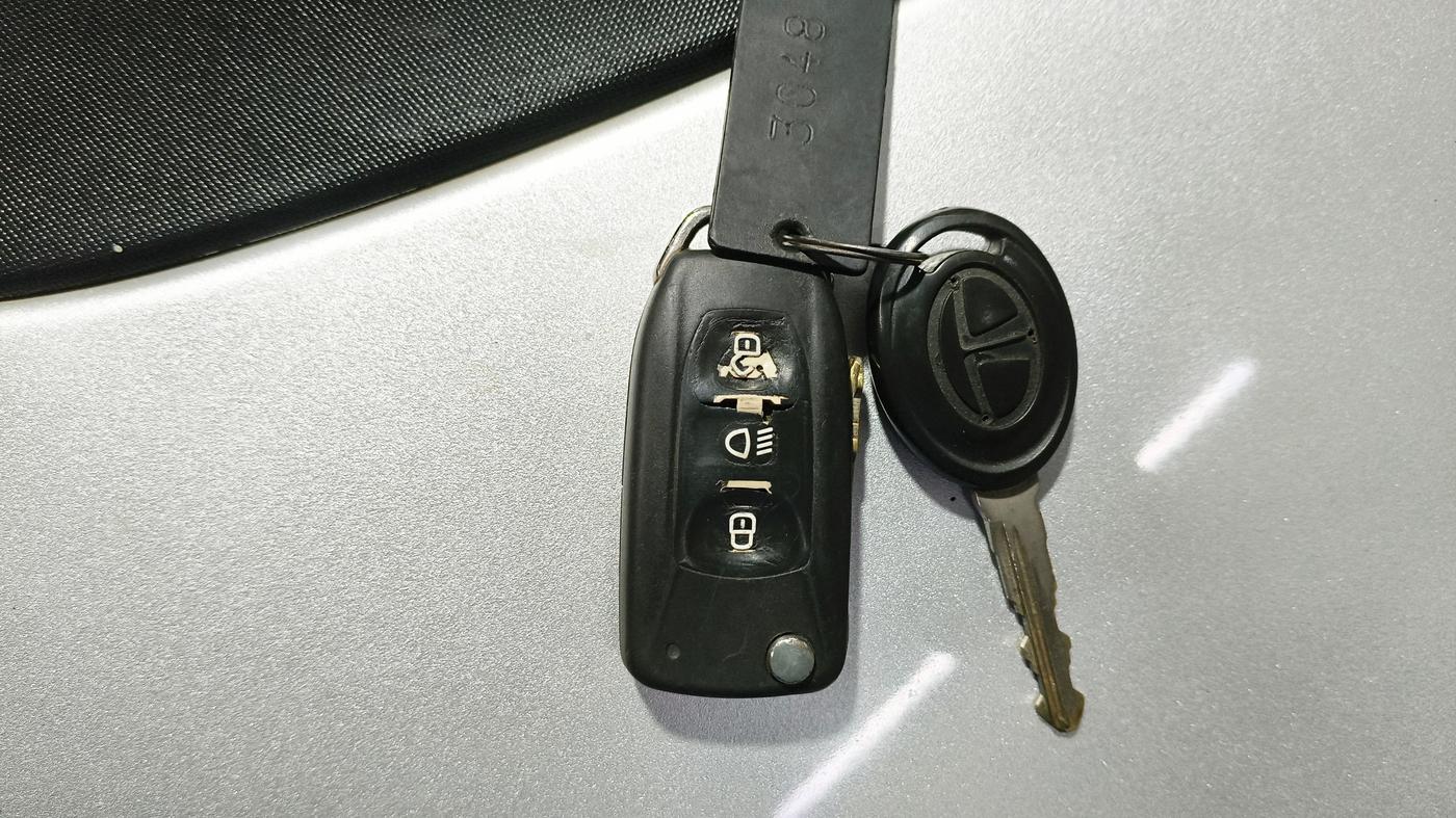 2018 Tata Tiago XZ PETROL, CNG, Manual, 1,26,094 km, Key Close Up
