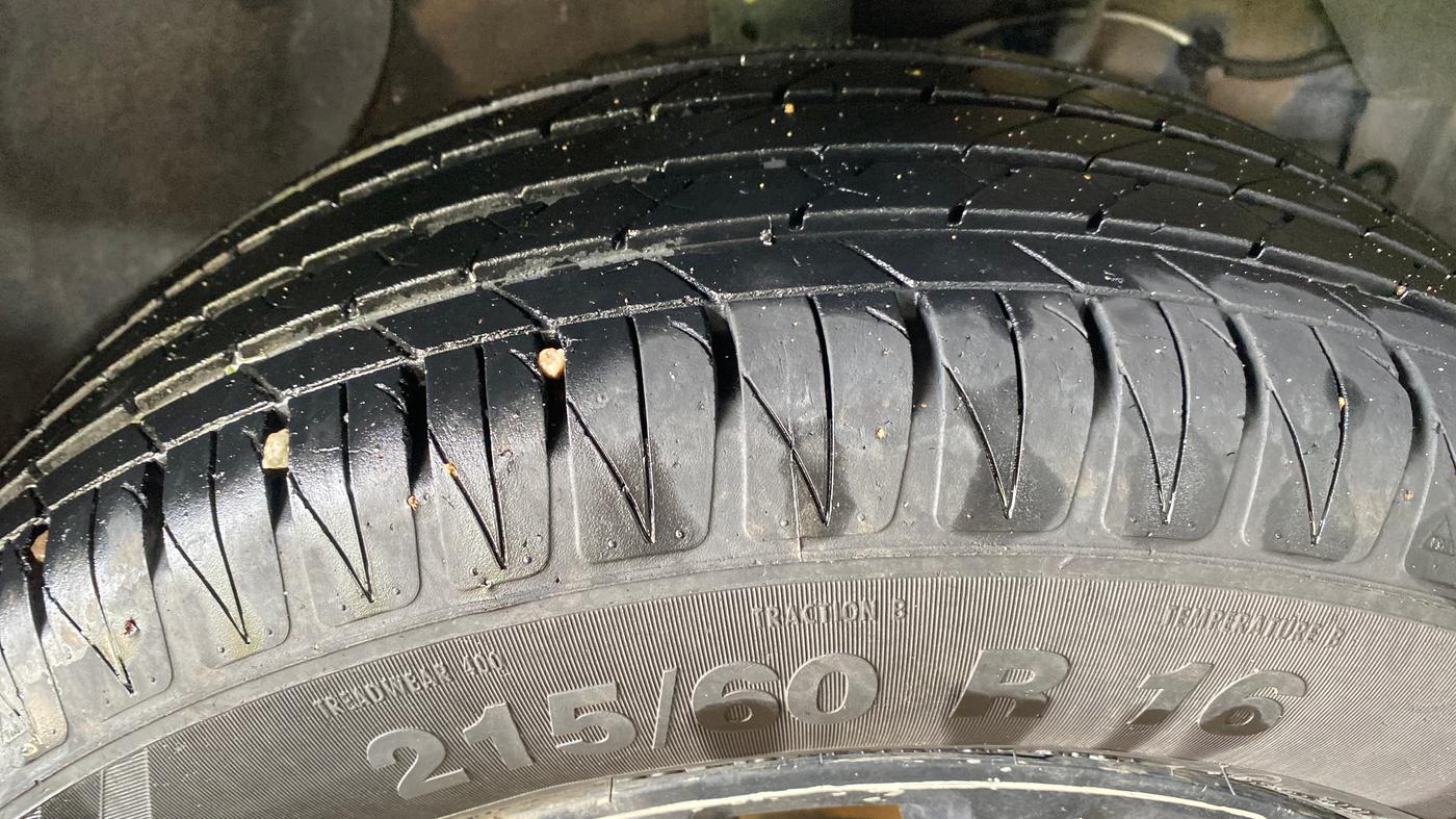 2021 Maruti Vitara Brezza ZXI, Petrol, Manual, 1,00,432 km, Right Front Tyre Tread