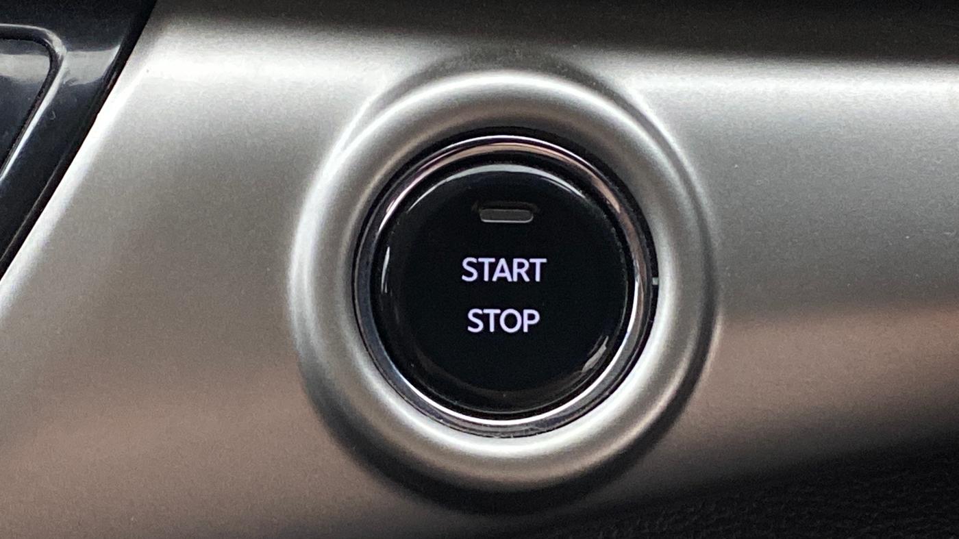 2024 Mahindra XUV700 AX 5 D AT 5 STR, Diesel, Automatic, 28,225 km, Keyless Start/ Stop Button