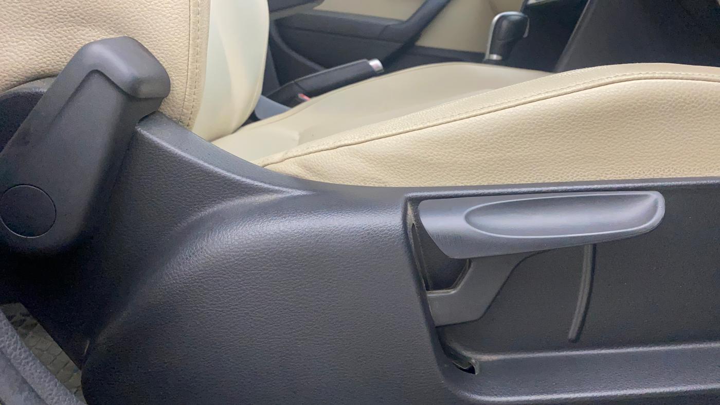 2018 Volkswagen Vento HIGHLINE PLUS 1.5 AT 16 ALLOY, Diesel, Automatic, 57,330 km, Driver Side Adjustment Panel