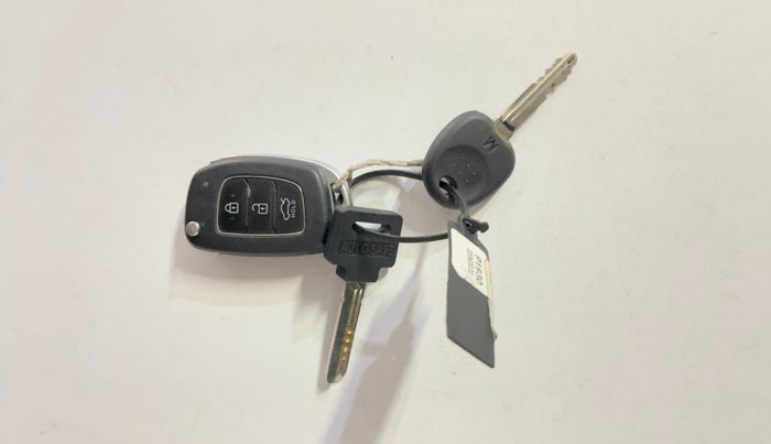 2022 Hyundai AURA S 1.2 CNG, CNG, Manual, 87,289 km, Key Close Up