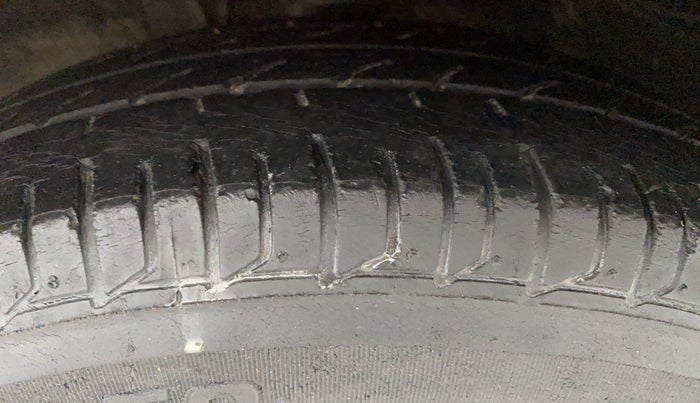 2011 Hyundai i10 MAGNA 1.2 KAPPA2, Petrol, Manual, 32,648 km, Left Front Tyre Tread