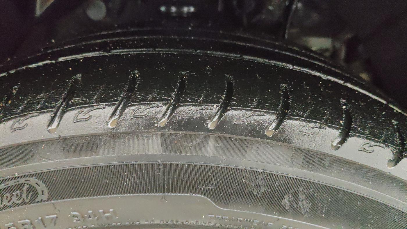 2020 Mahindra XUV300 W8 (O) 1.2 PETROL, Petrol, Manual, 69,339 km, Right Front Tyre Tread