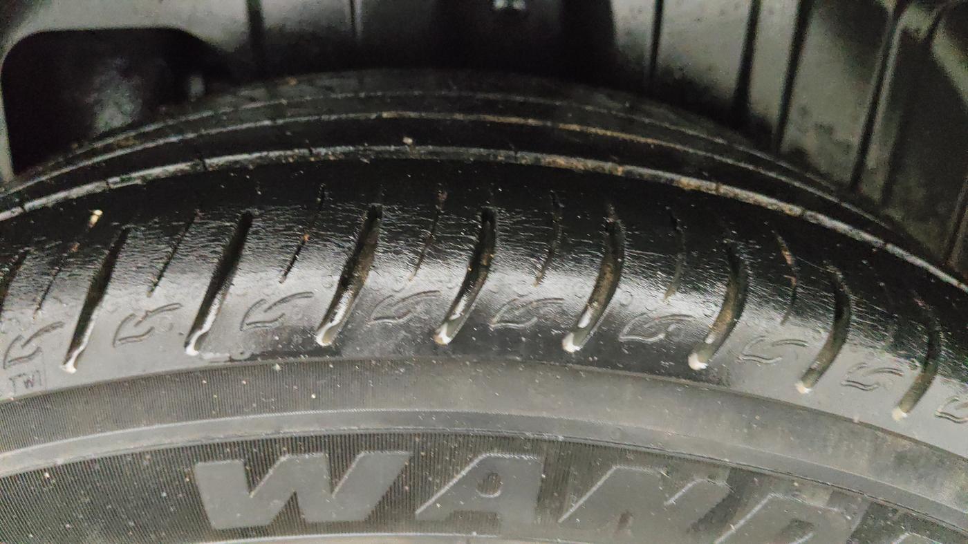 2020 Mahindra XUV300 W8 (O) 1.2 PETROL, Petrol, Manual, 69,339 km, Left Rear Tyre Tread