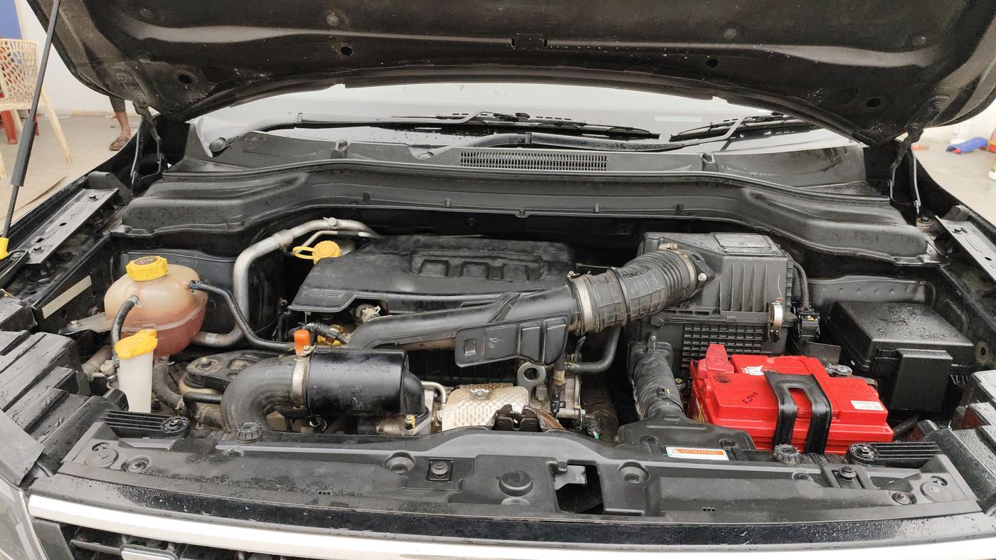 2020 Mahindra XUV300 W8 (O) 1.2 PETROL, Petrol, Manual, 69,339 km, Engine View