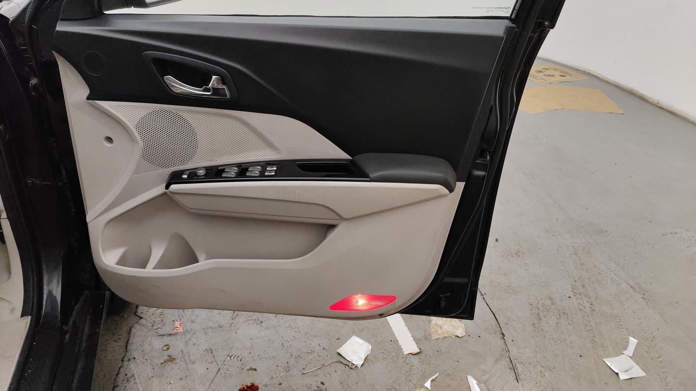 2020 Mahindra XUV300 W8 (O) 1.2 PETROL, Petrol, Manual, 69,339 km, Driver Side Door Panels Control