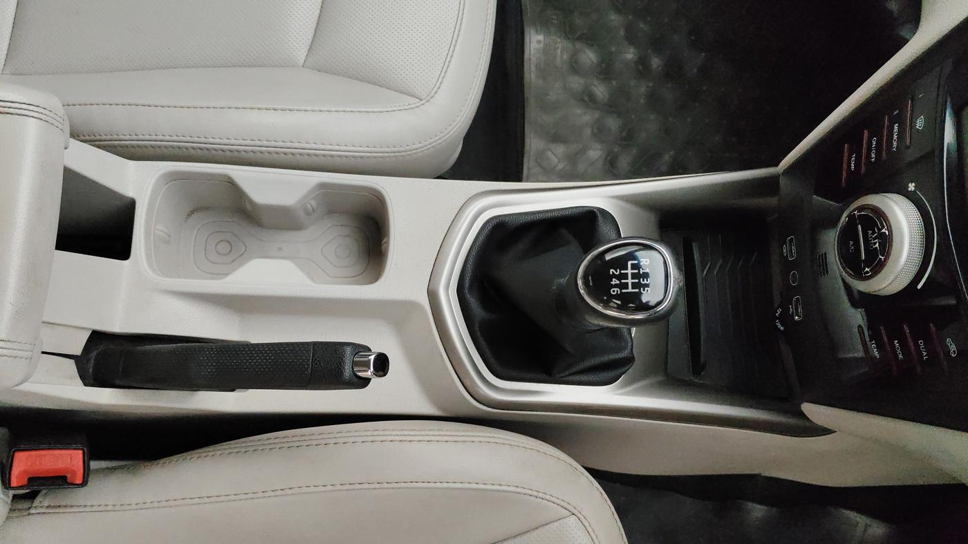 2020 Mahindra XUV300 W8 (O) 1.2 PETROL, Petrol, Manual, 69,339 km, Gear Lever