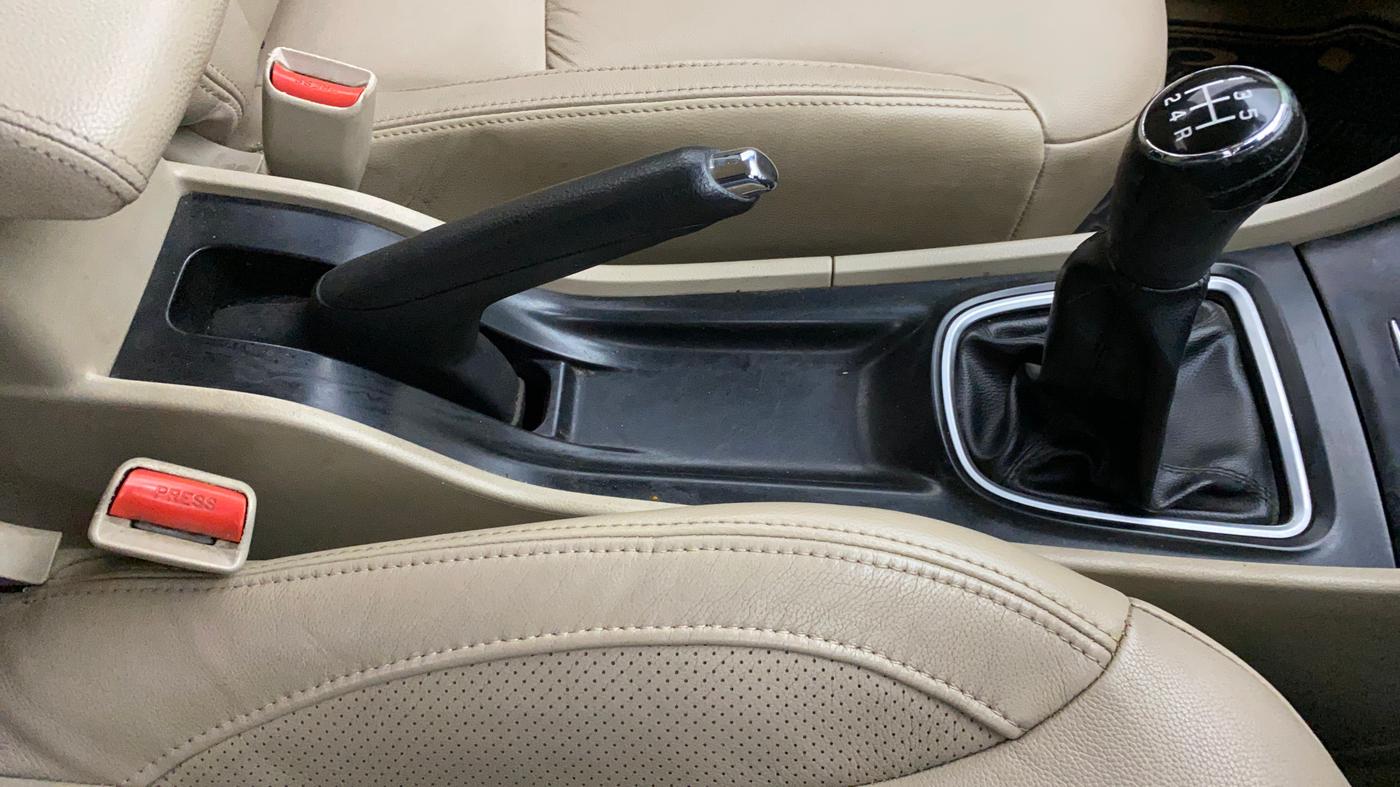 2016 Maruti Ciaz ZXI+, Petrol, Manual, 76,083 km, Gear Lever