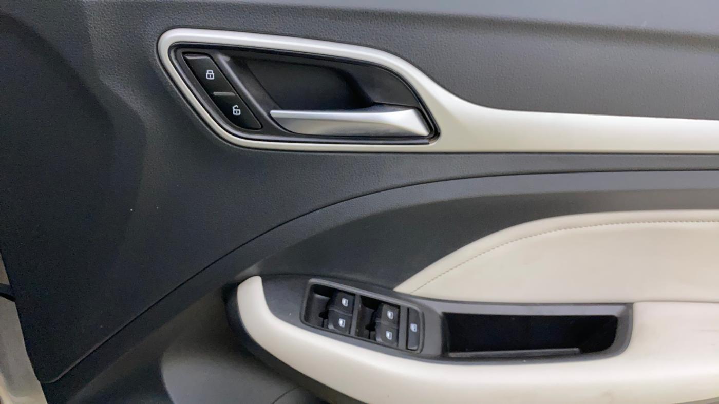 2022 MG ASTOR SAVVY 1.5 CVT, Petrol, Automatic, 60,958 km, Driver Side Door Panels Control