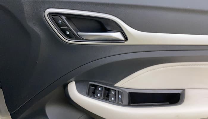 2022 MG ASTOR SAVVY 1.5 CVT, Petrol, Automatic, 60,958 km, Driver Side Door Panels Control