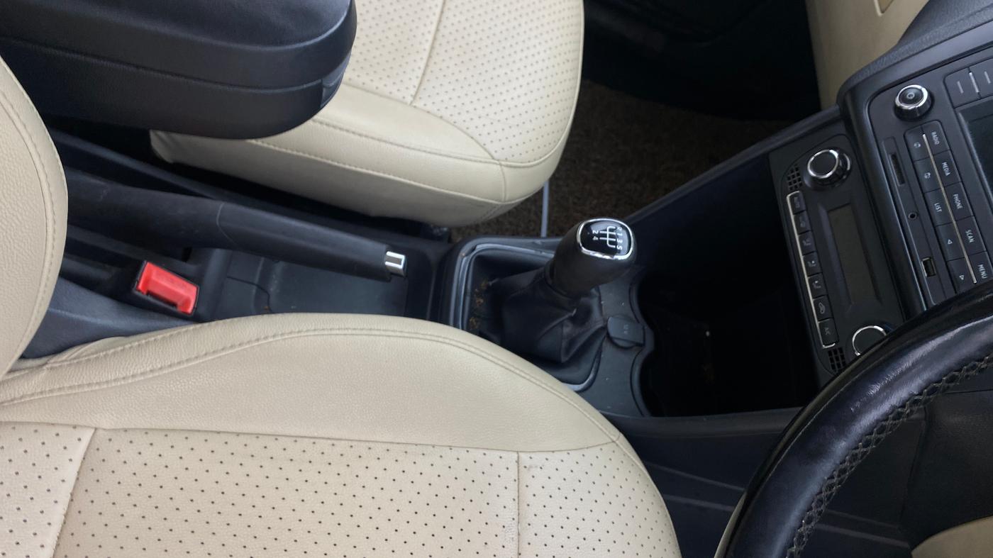 2017 Skoda Rapid AMBITION 1.6 MPI MT, Petrol, Manual, 59,307 km, Gear Lever
