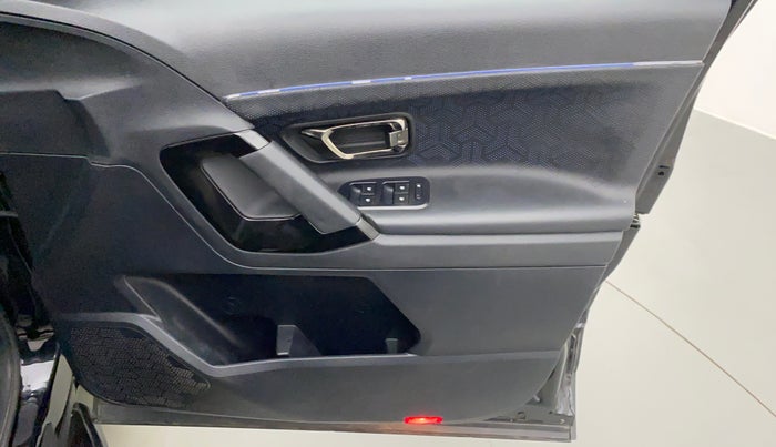 2022 Tata Harrier XZA PLUS 2.0L DARK EDITION, Diesel, Automatic, 30,117 km, Driver Side Door Panels Control