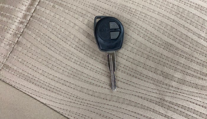 2018 Maruti Dzire VXI AMT, CNG, Automatic, 1,46,610 km, Key Close Up