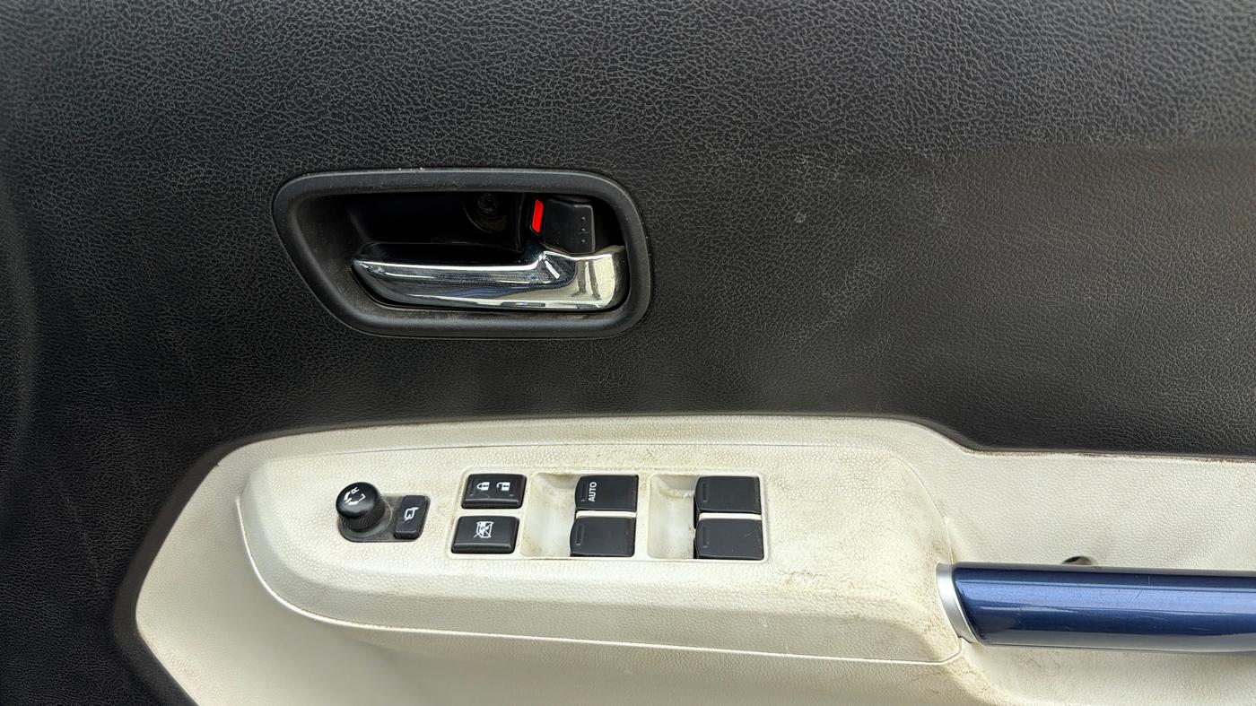 2022 Maruti IGNIS ZETA 1.2, Petrol, Manual, 43,966 km, Driver Side Door Panels Control