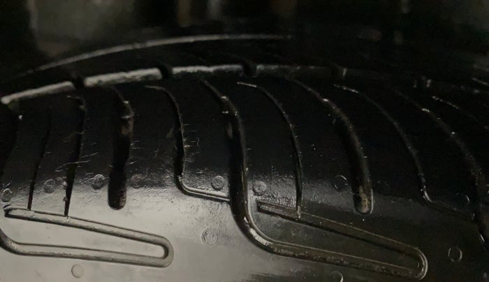 2018 Maruti Ciaz ZETA 1.4  AT PETROL, Petrol, Automatic, 85,512 km, Right Rear Tyre Tread