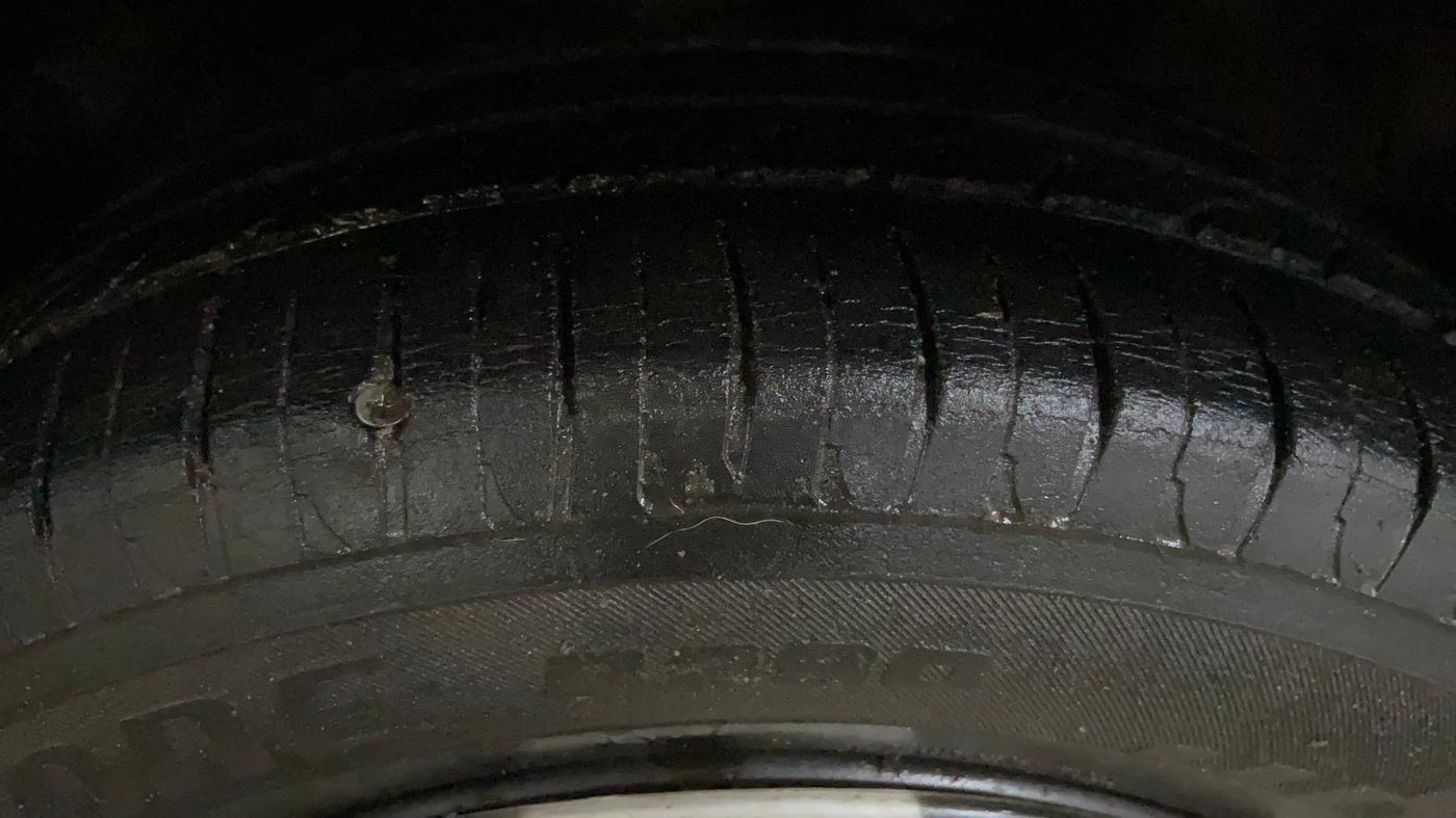 2016 Mahindra Kuv100 K4 6 STR, Petrol, Manual, 57,203 km, Right Front Tyre Tread