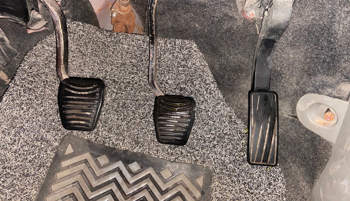 2016 Mahindra Kuv100 K4 6 STR, Petrol, Manual, 53,834 km, Pedals