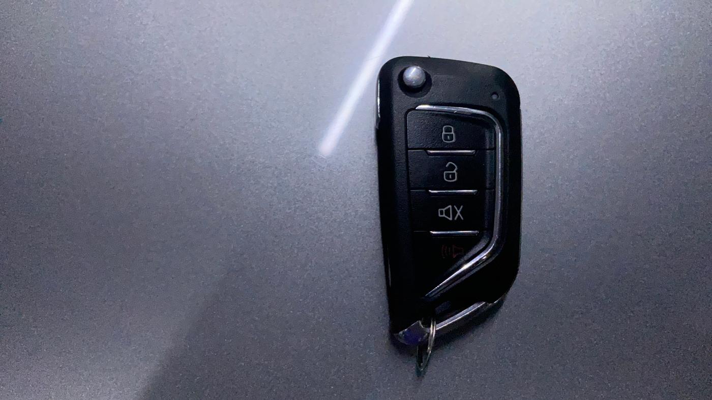 2016 Mahindra Kuv100 K4 6 STR, Petrol, Manual, 57,203 km, Key Close Up