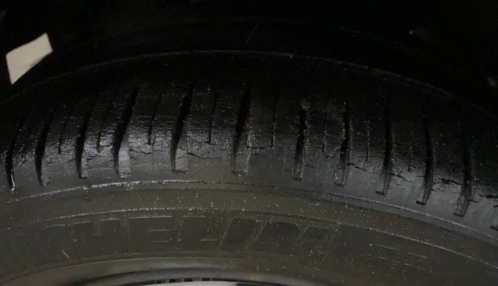 2016 Mahindra Kuv100 K4 6 STR, Petrol, Manual, 53,834 km, Right Rear Tyre Tread