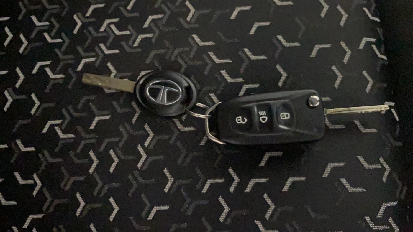 2020 Tata Tiago XT PETROL, Petrol, Manual, 1,03,205 km, Key Close Up