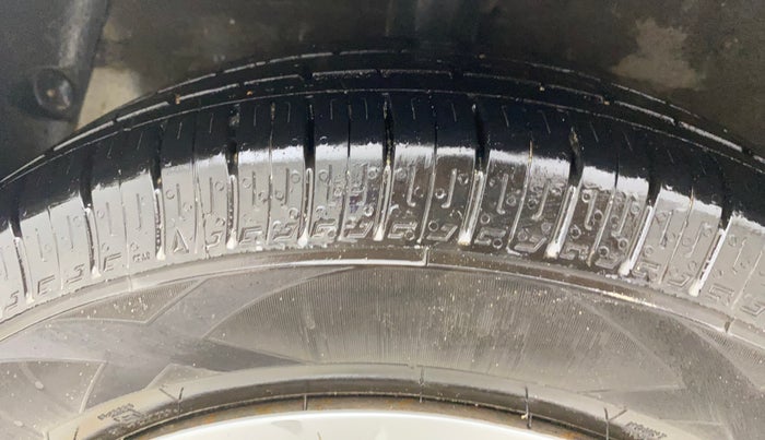 2016 Hyundai Grand i10 MAGNA 1.2 KAPPA VTVT, Petrol, Manual, 1,02,687 km, Right Rear Tyre Tread