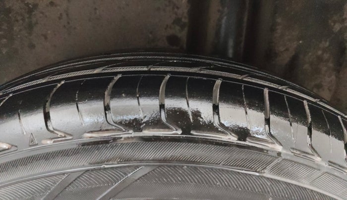 2015 Maruti Swift Dzire VXI, Petrol, Manual, 51,714 km, Left Rear Tyre Tread