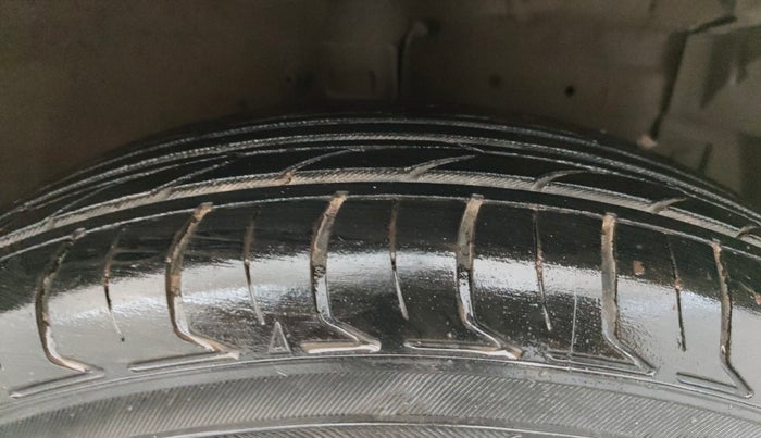 2015 Maruti Swift Dzire VXI, Petrol, Manual, 51,714 km, Right Front Tyre Tread