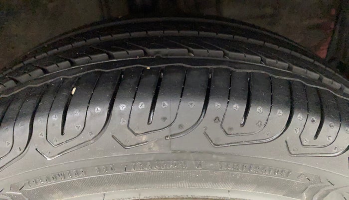 2011 Toyota Etios Liva V, Petrol, Manual, 27,013 km, Right Front Tyre Tread