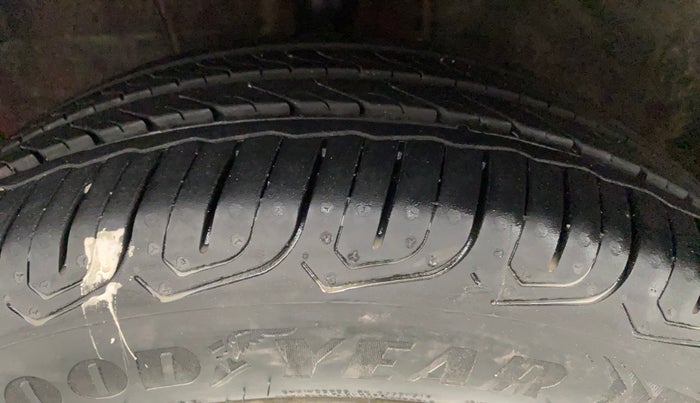 2011 Toyota Etios Liva V, Petrol, Manual, 27,013 km, Left Front Tyre Tread