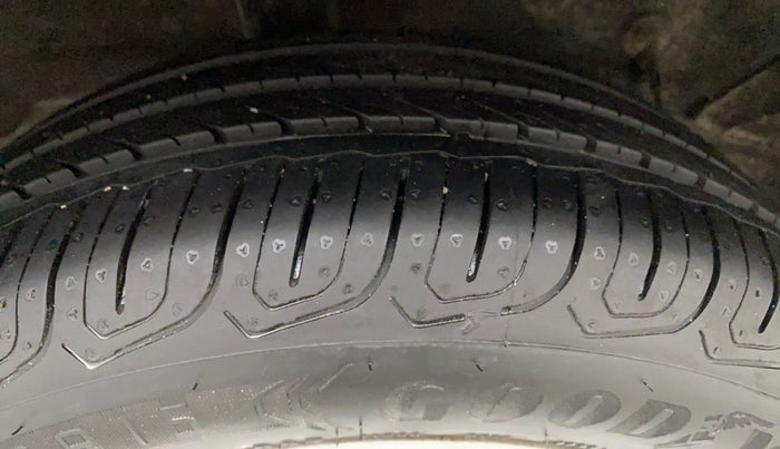 2011 Toyota Etios Liva V, Petrol, Manual, 27,013 km, Right Rear Tyre Tread
