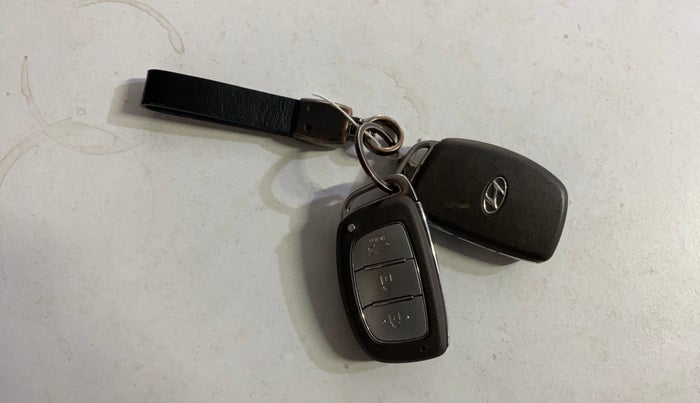 2017 Hyundai Verna 1.6 VTVT SX (O), Petrol, Manual, 74,214 km, Key Close Up