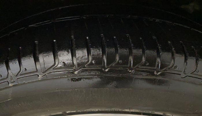 2017 Hyundai Verna 1.6 VTVT SX (O), Petrol, Manual, 74,214 km, Right Front Tyre Tread