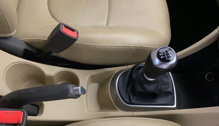 2017 Hyundai Verna 1.6 VTVT SX (O), Petrol, Manual, 74,214 km, Gear Lever