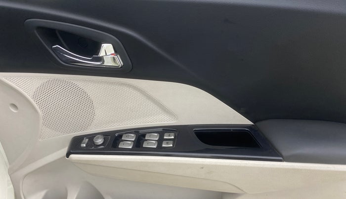 2020 Mahindra XUV300 W8 1.5 DIESEL, Diesel, Manual, 17,802 km, Driver Side Door Panels Control