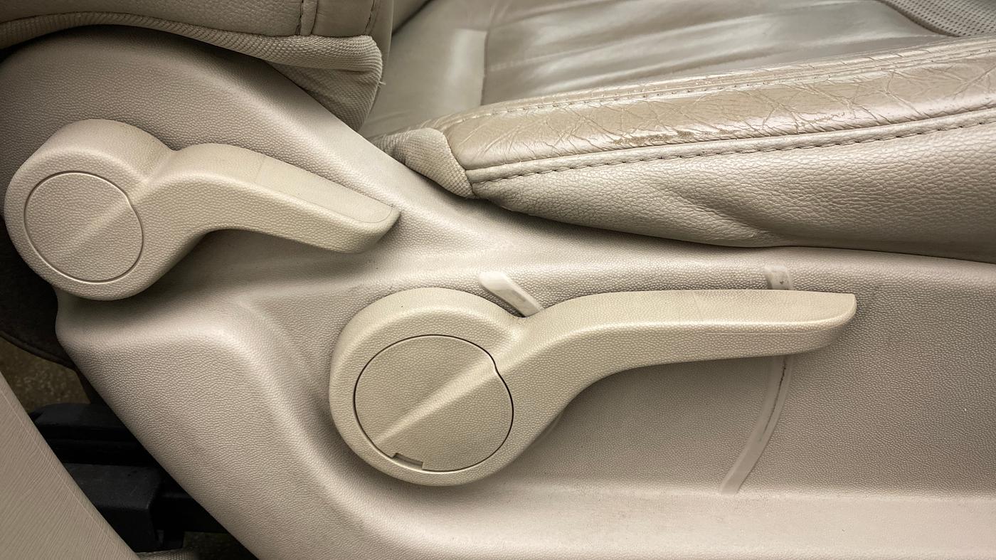 2016 Mahindra XUV500 W8 FWD AT, Diesel, Automatic, 69,471 km, Driver Side Adjustment Panel