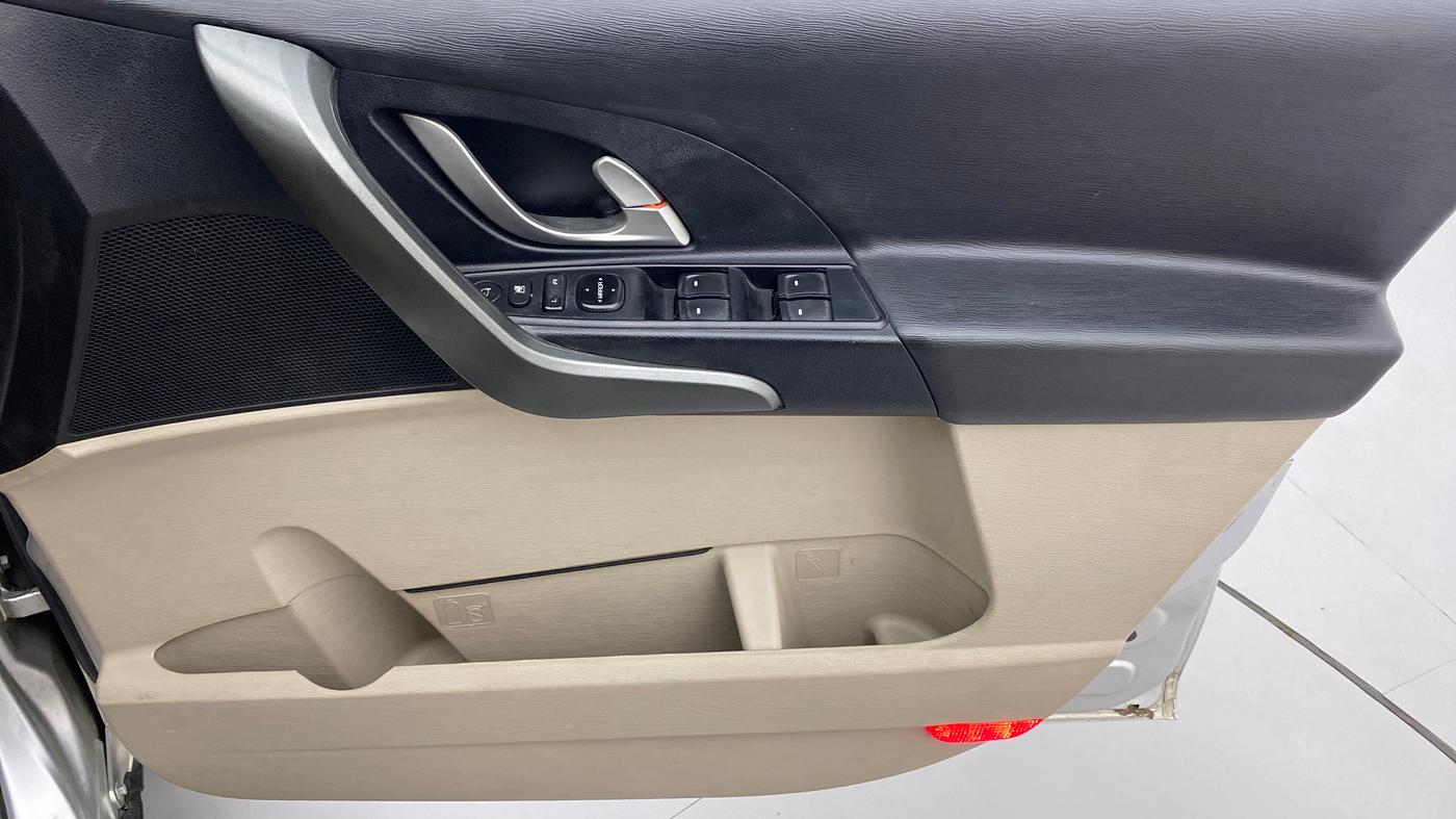 2016 Mahindra XUV500 W8 FWD AT, Diesel, Automatic, 69,471 km, Driver Side Door Panels Control