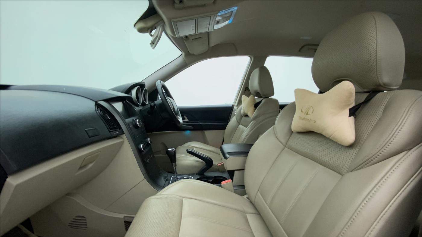 2016 Mahindra XUV500 W8 FWD AT, Diesel, Automatic, 69,471 km, Right Side Front Door Cabin