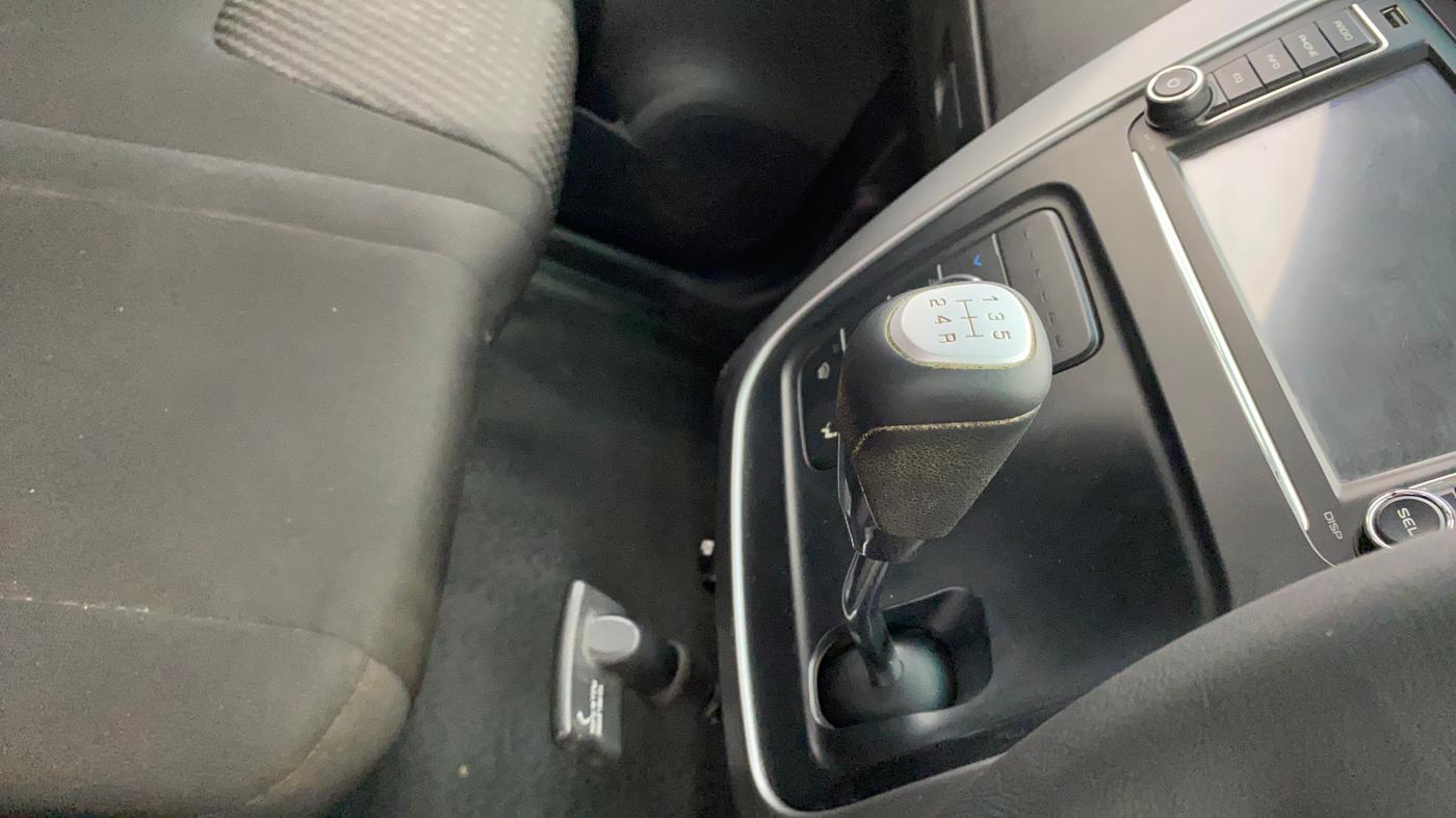 2018 Mahindra KUV 100 NXT K8 P 6 STR, Petrol, Manual, 34,541 km, Gear Lever